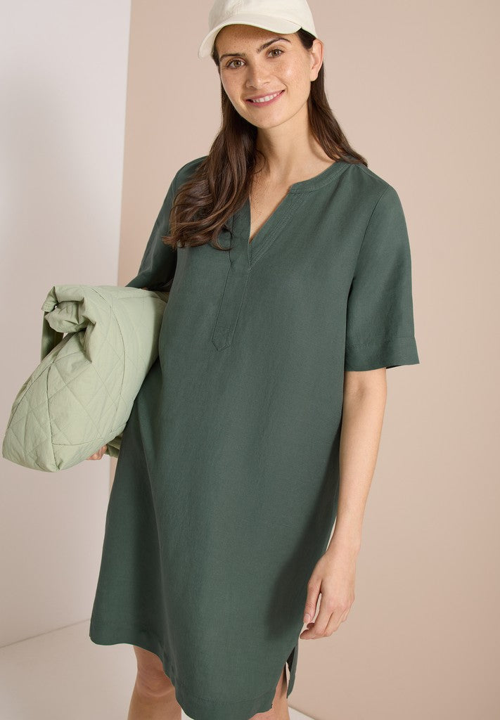 LI/CV_Solid Split Neck Dress