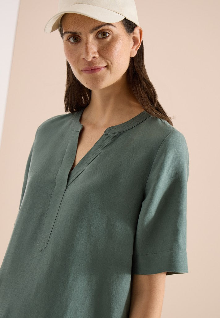 LI/CV_Solid Split Neck Dress