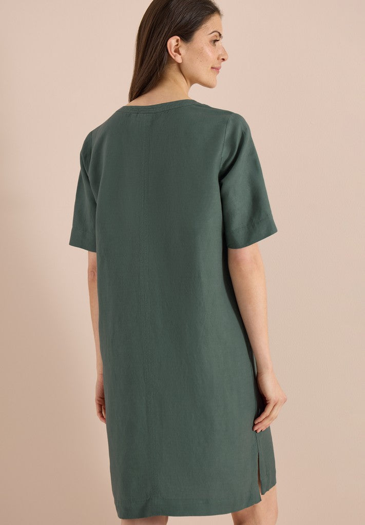 LI/CV_Solid Split Neck Dress